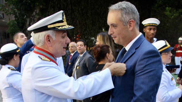 Alexandre Vilela receiving medal